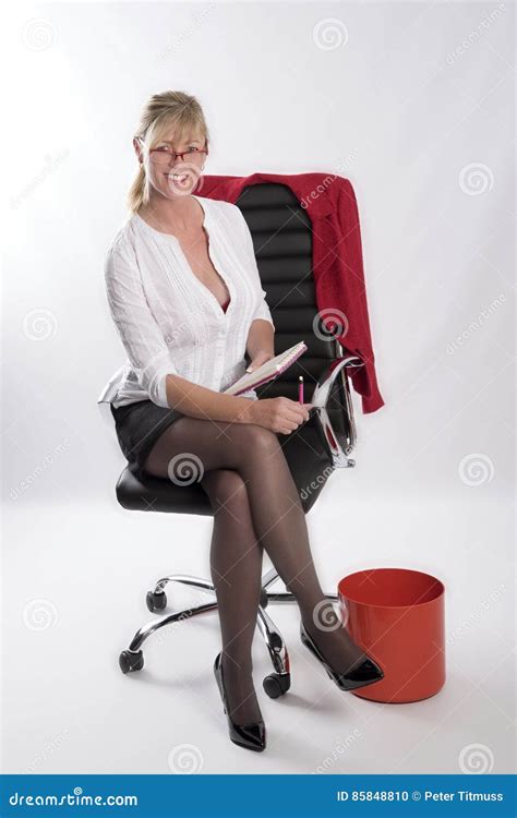 Le Secrétaire Sexy S est Assis Sur Les Verres De Port D une Chaise De