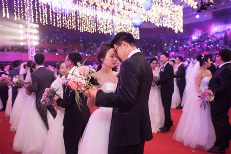 120 Student Couples Celebrate Universitys Anniversary In Mass Wedding