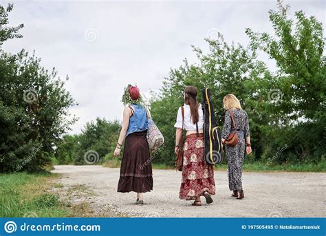 Tres Mujeres Hippie Con Ropa De Estilo Boho Llevando Guitarra