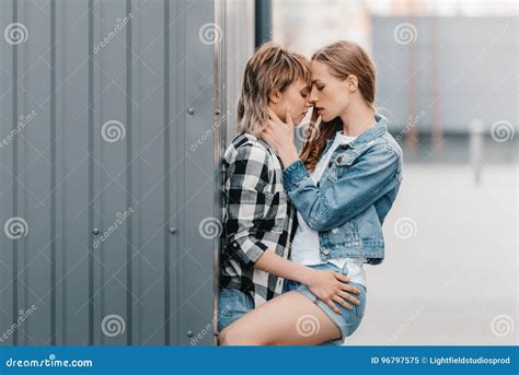 Jong Lesbisch En Paar Dat In Openlucht Koestert Kust Stock Afbeelding