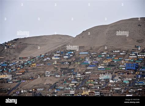 Edificios De Barrios De Laderas En Las Afueras De Lima Perú Fotografía