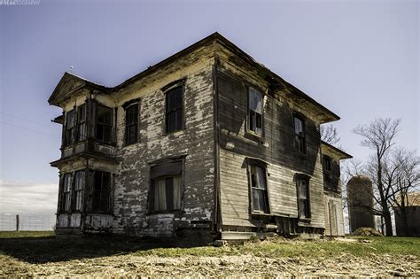 20 Photos Of Creepy Old Abandoned Houses