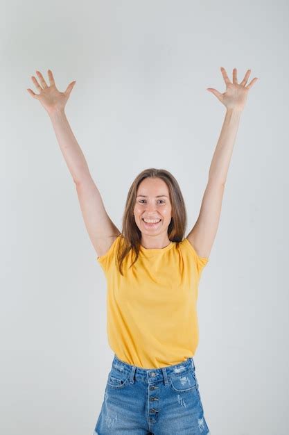 Mujer Joven Levantando Los Brazos Y Las Palmas De Las Manos En Camiseta