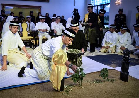 Following is the official biography of the new and sixth sultan of pahang, sultan abdullah sultan ahmad shah (pix), as released by istana. Sultan Ahmad Shah laid to rest in Pekan | Borneo Post Online