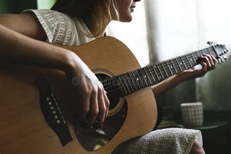 silhouettez la fille heureuse jouant la guitare au coucher du soleil de ciel ti heureux photo