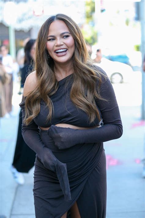 chrissy teigen praised for proudly showing leaky nipple in postpartum photo trendradars
