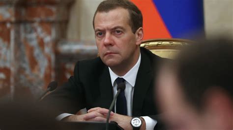 Dmitri Medvedev Pr Vient Que Le Monde Est Au Bord D Une Nouvelle Guerre