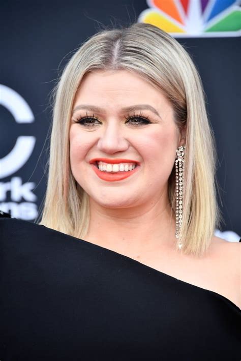 Kelly Clarkson Struts Her Stuff At The Bbmas And All We Can Say Is Slay Kelly Slay Kelly