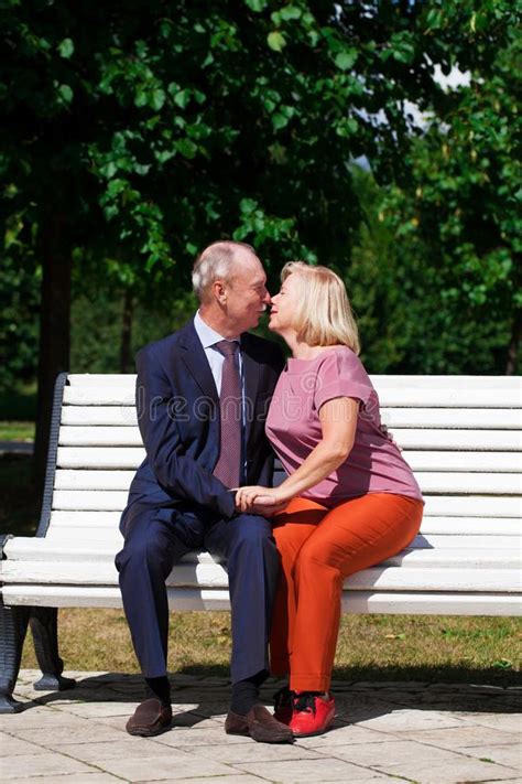 Glückliche ältere Paare Auf Einer Bank Stillstehen Stockfoto Bild von mann zwei