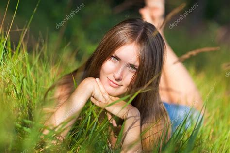 Jeune Femme Allong E Sur L Herbe Photographie Chaoss