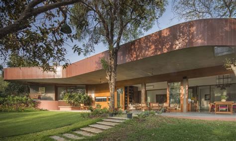 Breezy Verandah House Embraces Indoor Outdoor Living In India