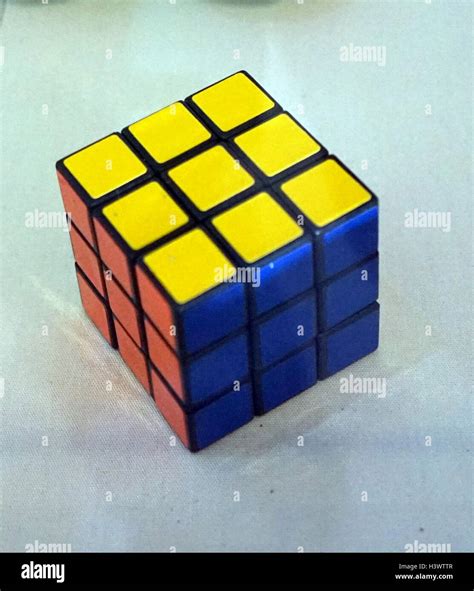 Rubiks Cube Une Combinaison 3 D 1974 Puzzle Inventé Par Le Sculpteur Hongrois Et Professeur D
