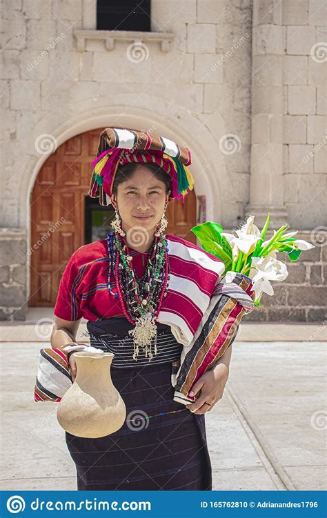 Mujer Con Vestimenta E Identidad Típica Tradicional Maya Mam Cajola
