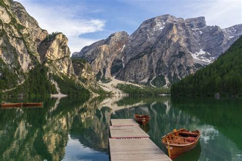 Lago Di Braies Un Lac Pittoresque Dans Les Dolomites Photo Stock