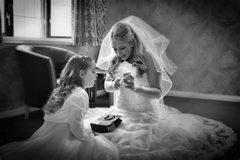 28 striking wedding photos you don t want to miss wedding photos wedding photo checklist wedding