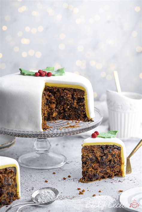 A classic red velvet cake with cream cheese frosting has been taken to new level of ooey gooey buttery goodness, just in time for the holidays. Best Christmas Cake Good Housekeeping - Good Housekeeping The Great Christmas Cookie Swap ...
