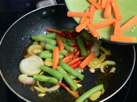 Masak dengan rice cooker setengah matang kemudian tambahkan teri goreng, ketika sudah matang angkat dan masukkan ke dalam dandang, kukus sebentar dan dinginkan. Download Gambar Nasi Goreng Ayam Kunyit - Gambar Makanan