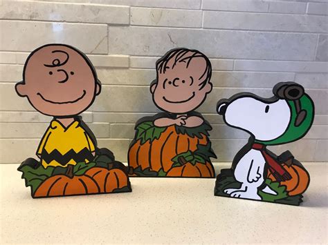 Pin By Carrie On Snoopy Yard Art Wood Yard Decorations Charlie Brown