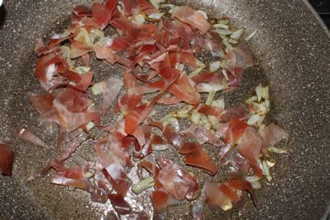 Per prepararlo bisogna innanzitutto cuocere in padella il radicchio tagliato a pezzetti ed unirlo poi con lo speck direttamente nel risotto quasi pronto. Risotto radicchio e speck - Ricette Passo Passo con foto