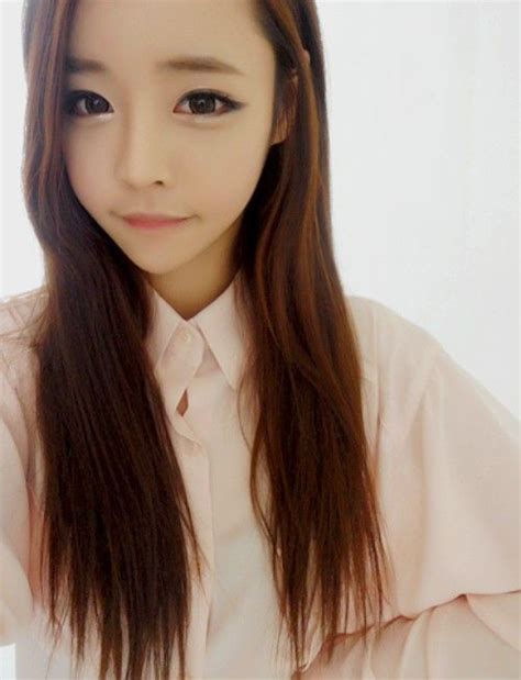 Cute Eyeliner And Straight Brows Korean Hairstyle Long Ulzzang Hairstyle Korean Beauty Asian