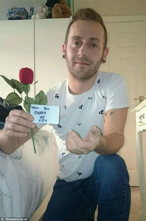 Man Begs Pregnant Girlfriend To Marry Him By Snapping Selfies With Messages Daily Mail Online