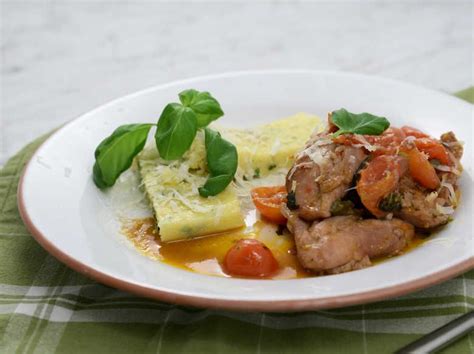 En underbar kycklingrätt som både passar som lunch och middag och som är minst lika god dagen efter i matlådan. Italiensk kycklinggryta med parmesanpolenta | Opskrift i 2020