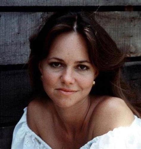 Sally Field Back In 1977 The Same Time She Met Burt Reynolds While