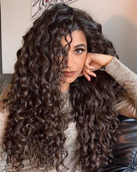 Looks like there's a vicious cycle going on. Ayesha Malik (@spisha) • Instagram photos and videos | Big curly hair, Curly hair styles ...