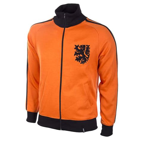 We beschikken over een groep met ervaring, kwaliteit en grote talenten sjoerd van der coelen begint over een aantal weken aan zijn avontuur als hoofdtrainer van rksv wittenhorst. Retro soccer: Vintage-style football track tops by Copa