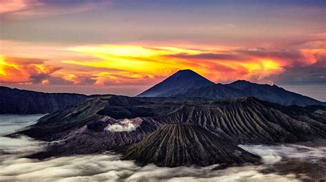 10 Gunung Terindah Di Indonesia
