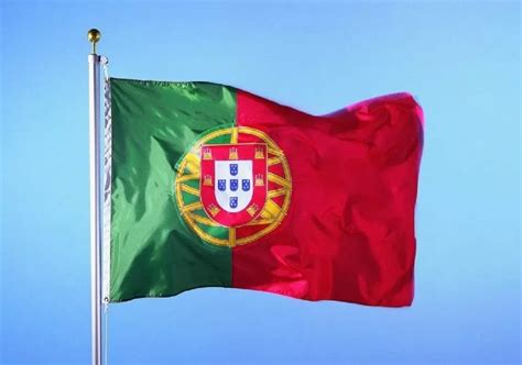 A bandeira de portugal é um retângulo, divido pelas cores verde e vermelho. Bandeira De Portugal Cetim 1,50m X 90cm Copa Portuguesa ...
