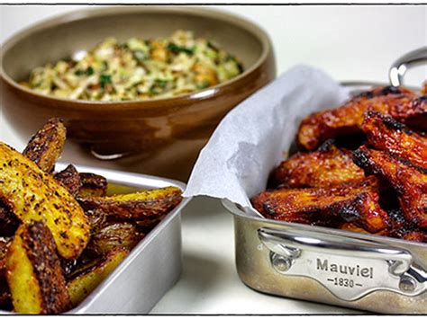 Saler et poivrer les morceaux de poisson et les plonger dans le reste de la farine. Chicken "HOTWINGS" Cajun-style med pommes Texas og ...