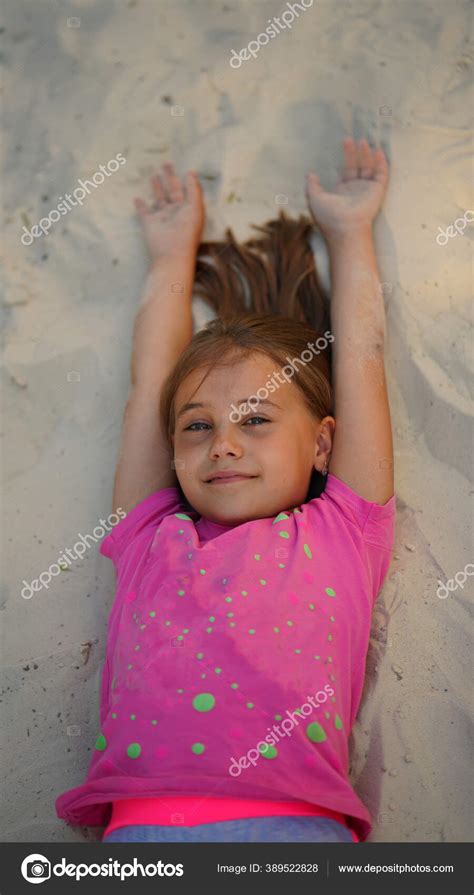 Portrait Dune Jolie Petite Fille Allongée Sur Sable Plage Avec Image