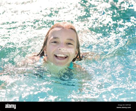 Mädchen kind baden wasser Fotos und Bildmaterial in hoher Auflösung Alamy
