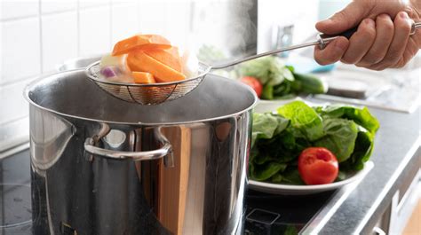 Cocinar al vapor es uno de los métodos de cocción más sanos, ya que los alimentos conservan mejor sus propiedades nutricionales. Tips para cocinar verduras al vapor correctamente