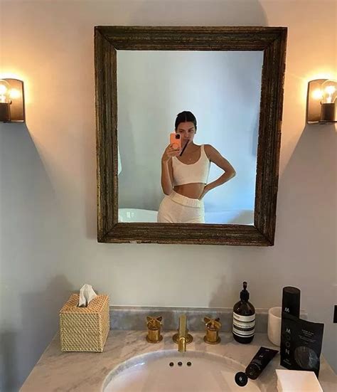 Kendall Jenner Showcases Her Natural Beauty In Makeup Free Mirror Selfie Irish Mirror Online