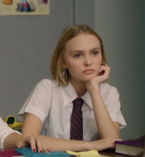 Lily Rose Depp Movie Yoga Hosers Colleen Collette Clothes Outfit Short Hair Femme Cheveux