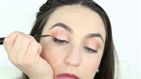 How To Apply Roots Liquid Eyeliner Youtube