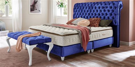 Ein blaues boxspringbett passt in ein schlafzimmer mit einer einrichtung in den farben weiß und anthrazit sowie zu hellbraunem holz. Barock-Boxspringbett Montana Samt 180x200, 200x200 ...