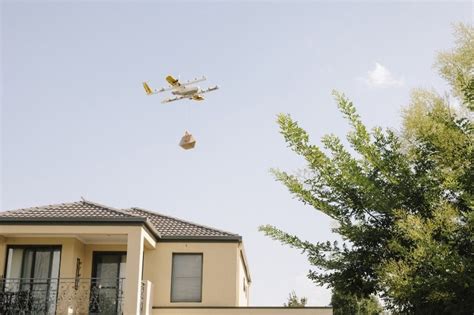 The unmanned aircraft will ship packages from a suburban walgreens parking lot. Alphabet Wing drone ile yemek teslimatı yapmaya başlıyor