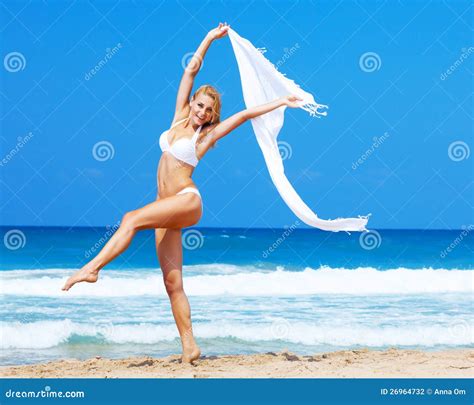 Dansend Gelukkig Meisje Op Het Strand Stock Foto Afbeelding Bestaande
