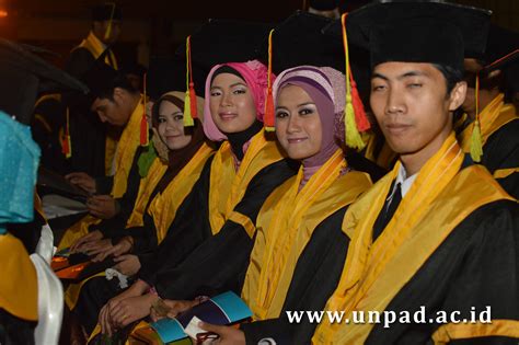 Wisuda Unpad Gelombang Iii Tahun Akademik 20132014 Sesi 2 Ilalang Foto