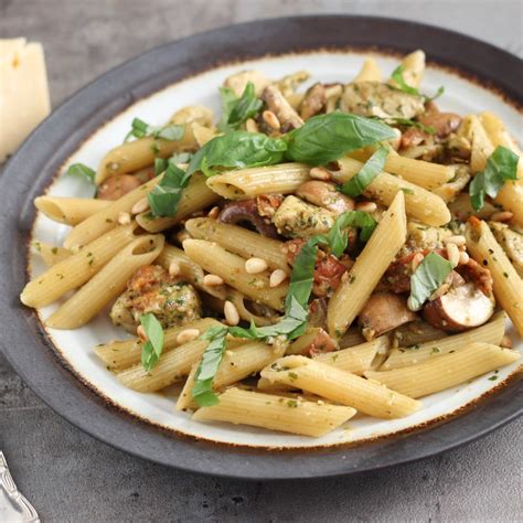 Pasta met Pesto Kipfilet en Zongedroogde tomaatjes