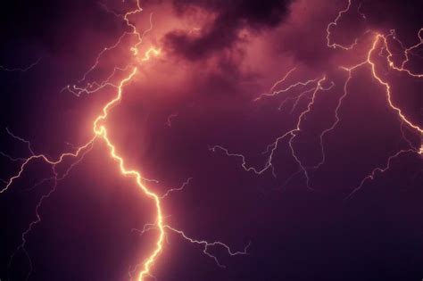 100 Lightning Bolts Electrifying Turkish Skies Snapped In Awesome Time