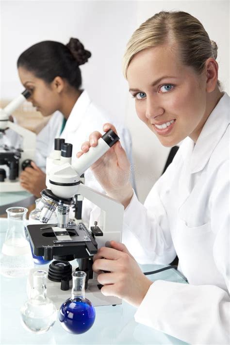 Equipe Fêmea Da Investigação Científica No Laboratório Foto De Stock
