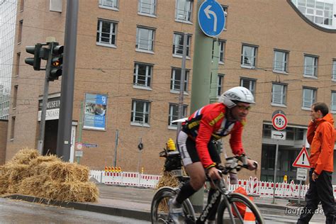 Der ironman hawaii ist der älteste triathlon über die langdistanz mit 3,86 km (2,4 meilen) schwimmen, 180,2 km (112 meilen) radfahren und 42,195 km (26,2 meilen) laufen, der seit der erstaustragung 1978 an der geburtsstätte der marke ironman 'aɪɘrnˌmæn (britische aussprache: Ironman Germany Frankfurt Foto 2011 (Bild 55368) - laufpix.de