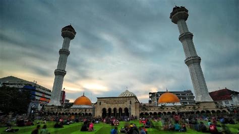 Yuk, berwisata religi ke sini! Masjid Raya Bandung, Destinasi Wisata Religi di Tengah Kota