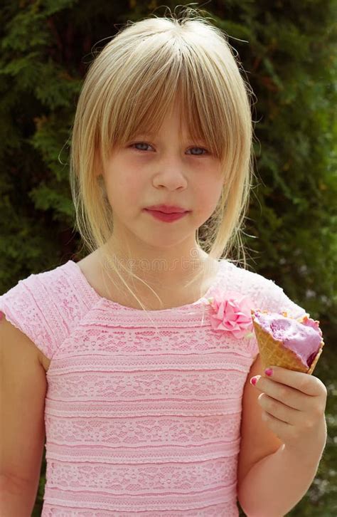 Meisje 6 Jaar Oud In Een Roze Kleding Met Roomijs Stock Foto Image Of