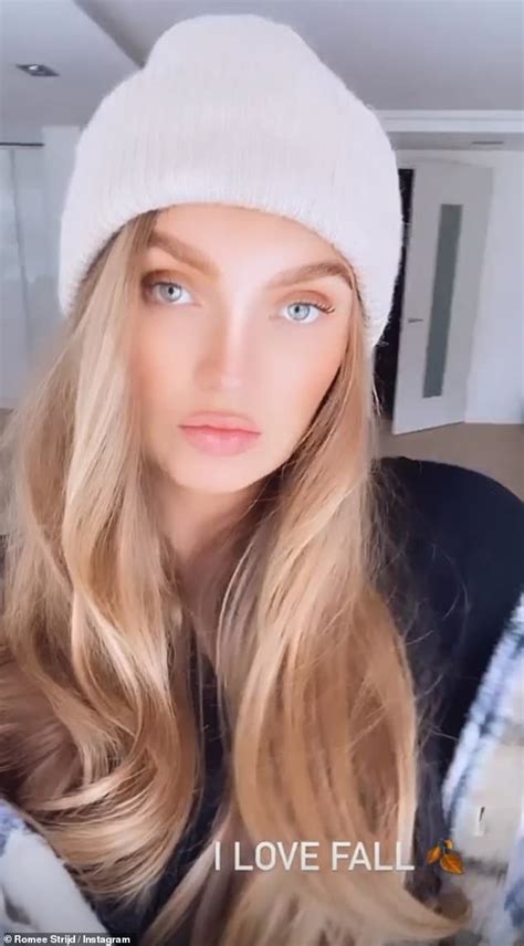 Romee Strijd Shows Off Her Bare Pregnancy Bump Daily Mail Online