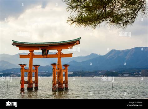 El Torii De Itsukushima Shrine Un Santuario Sintoísta En La Isla De